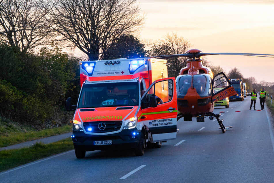Ein Hubschrauber landete an der Unfallstelle.