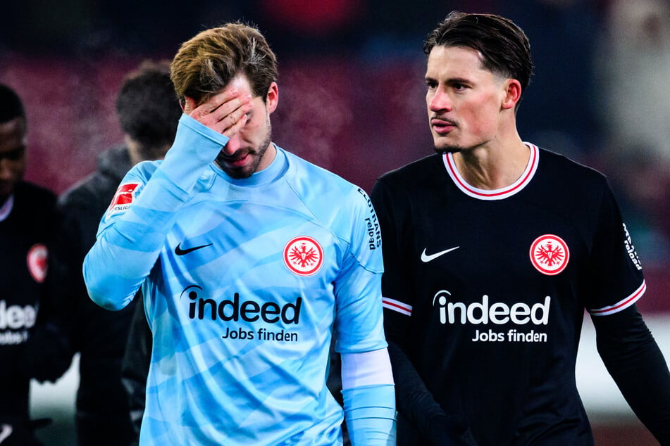 Zwei Fragezeichen bei Eintracht Frankfurt: Während Keeper Kevin Trapp (34, l.) zurzeit seiner Form hinterherläuft, hat Abwehrchef Robin Koch (28) mit Verletzungen und sonstigen gesundheitlichen Problemen zu kämpfen.