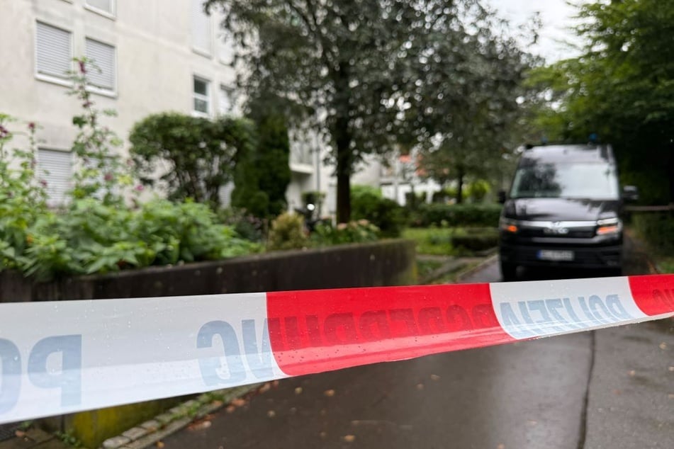 Die Polizei sicherte den Tatort ab. Die Ermittlungen sind noch nicht abgeschlossen.