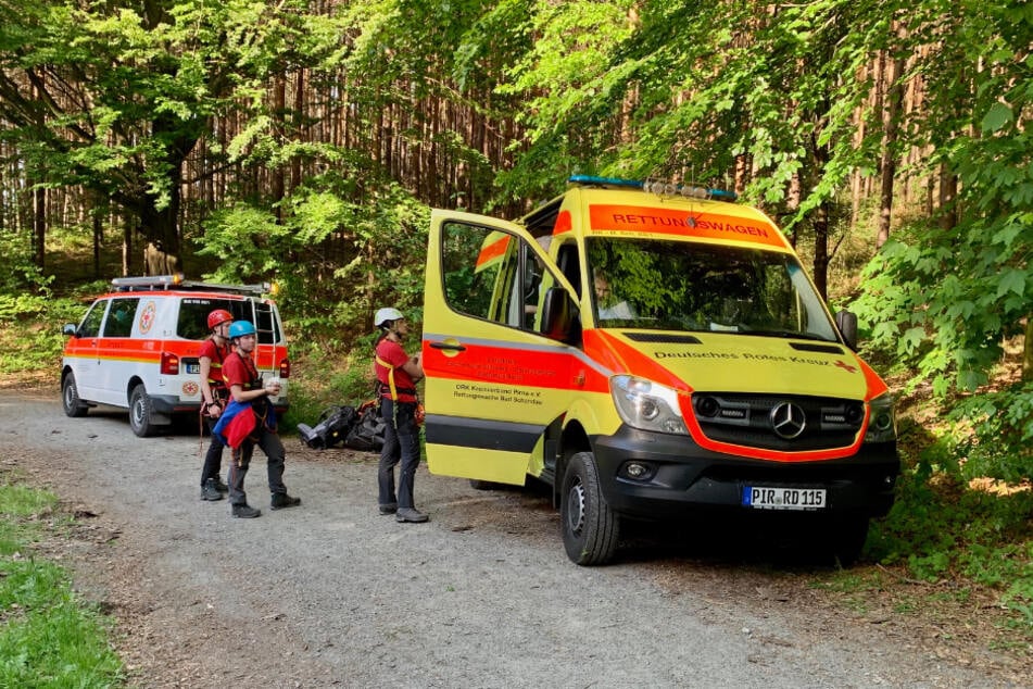Die Rettungskräfte bereiten sich auf den nächsten Einsatz vor.