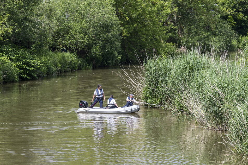 Die Tauchergruppe der Polizei suchte auf der Freiberger Mulde und an Döbelner Teichen.