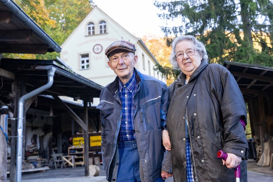 Sie sind Lebenspartner und das Herz der Tännichtgrundmühle in Niederwartha: Helga Appelt (82) und Heinz Schönherr (84).