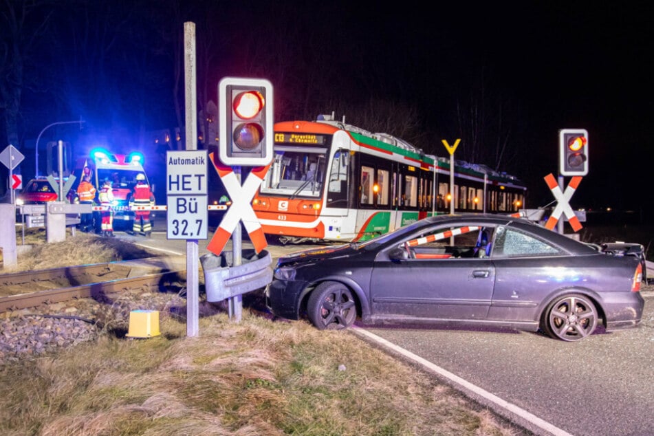 Der Opel wurde von der City-Bahn gegen die Schranke geschleudert.