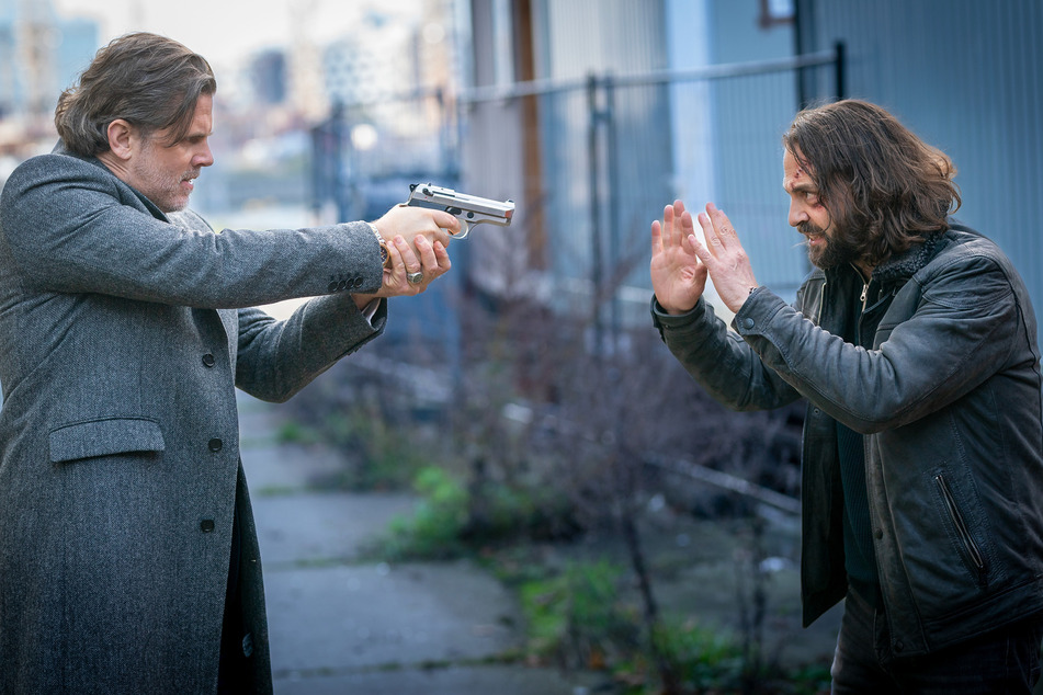 Viktor Claassen (Steffen Groth, l.) hat Simon Prager (Aleksandar Tesla, r.) in seiner Gewalt und droht, ihn zu erschießen.