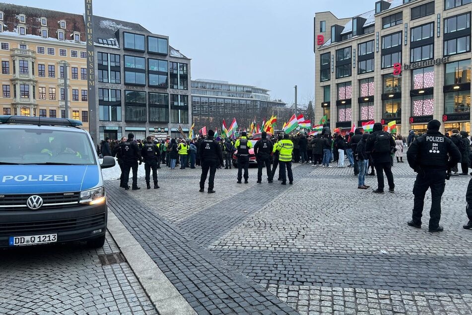 Die Polizei sicherte die Demos ab, musste jedoch nicht eingreifen.