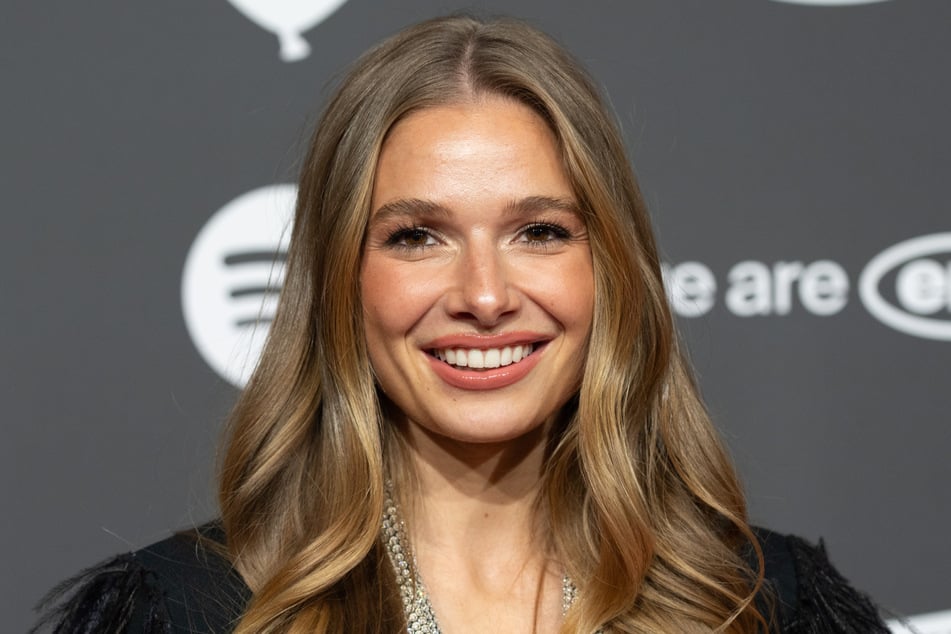 Lola Weippert (30) erlebte auf einem Festival wilde Erfahrungen und erzählte im Podcast beglückt davon.
