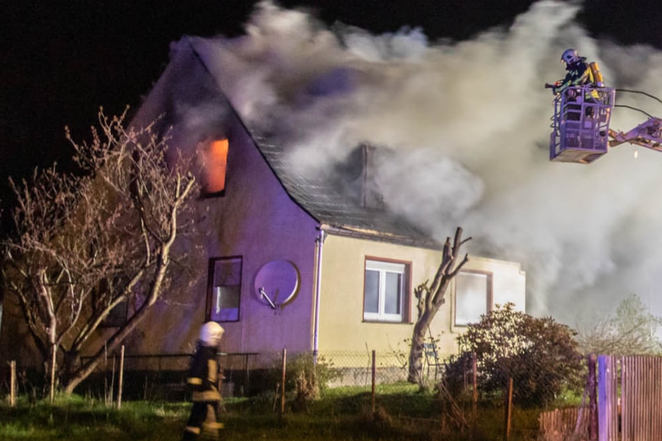Feuerwehreinsatz im Erzgebirge: Verheerender Wohnungsbrand in Aue