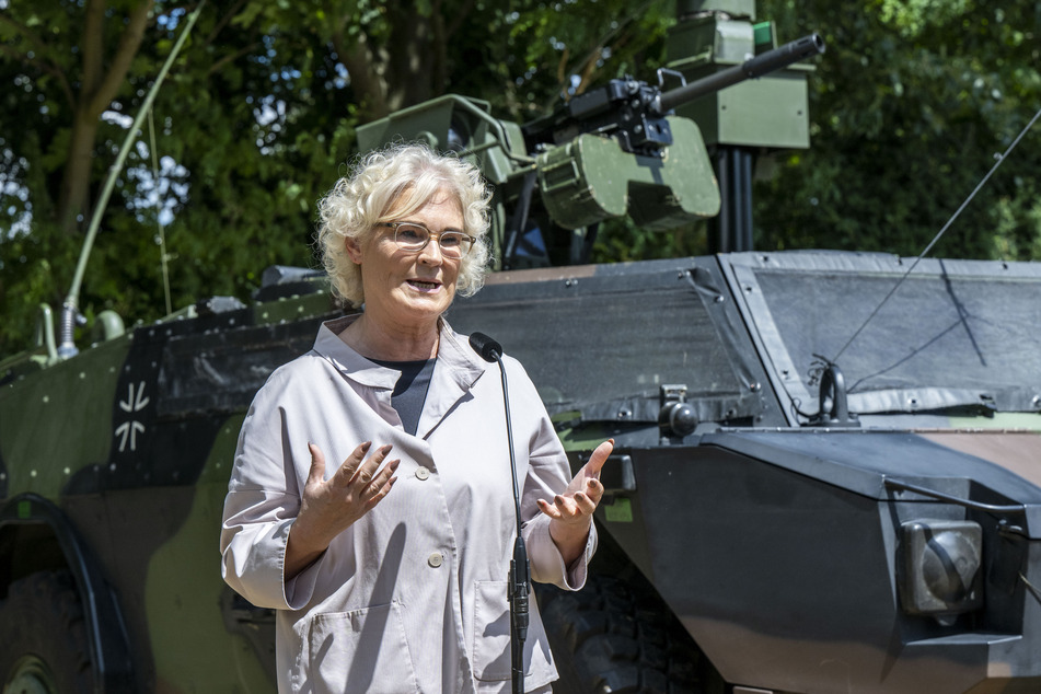 "Die Nato muss stark sein, und das muss sich auch ausdrücken in den Zahlen der Soldatinnen und Soldaten", sagte Verteidigungsministerin Christine Lambrecht (57, SPD). Sie fügte hinzu, dass Deutschland bereit sei, dazu einen Beitrag zu leisten.