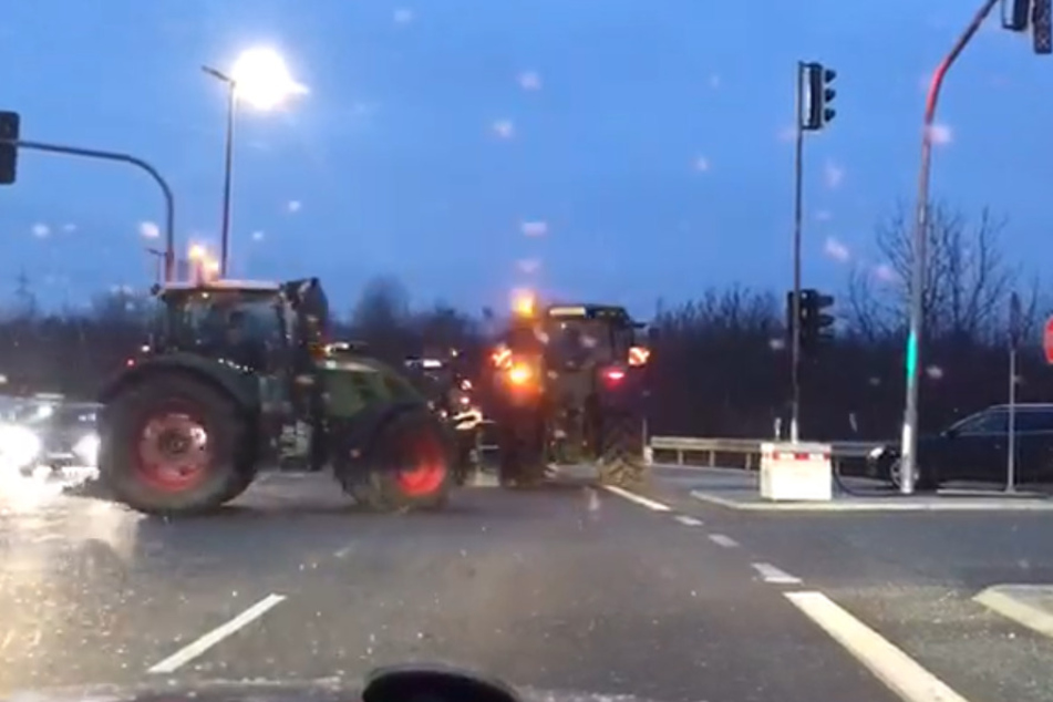 Langsame Traktoren bremsen den Verkehr zur A17 aus.