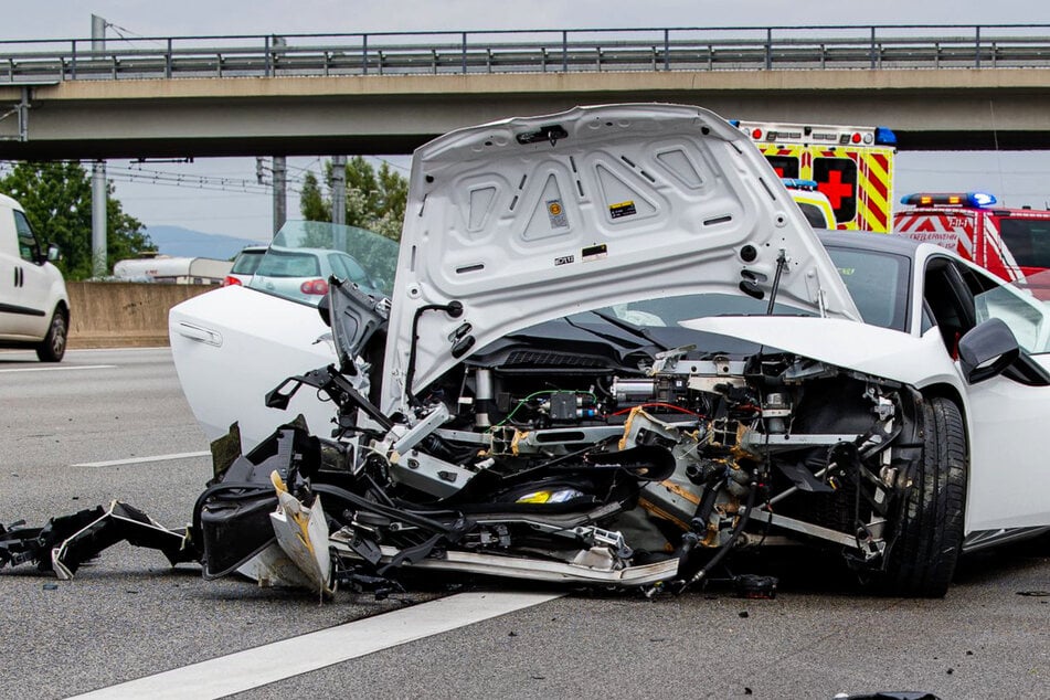 Der Lamborghini ist nur noch Schrott. Zum Glück blieben der Fahrer (37) und seine kleine Tochter (6) bei dem Unfall unverletzt.