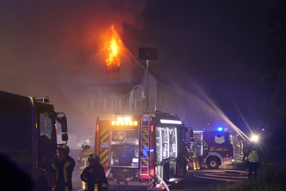 Die Feuerwehr kämpfte stundenlang gegen die Flammen auf dem Dreiseitenhof an.