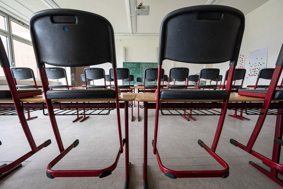 Hochgestellte Stühle stehen im Klassenzimmer einer im Lockdown geschlossenen Schule in NRW (Symblbild).