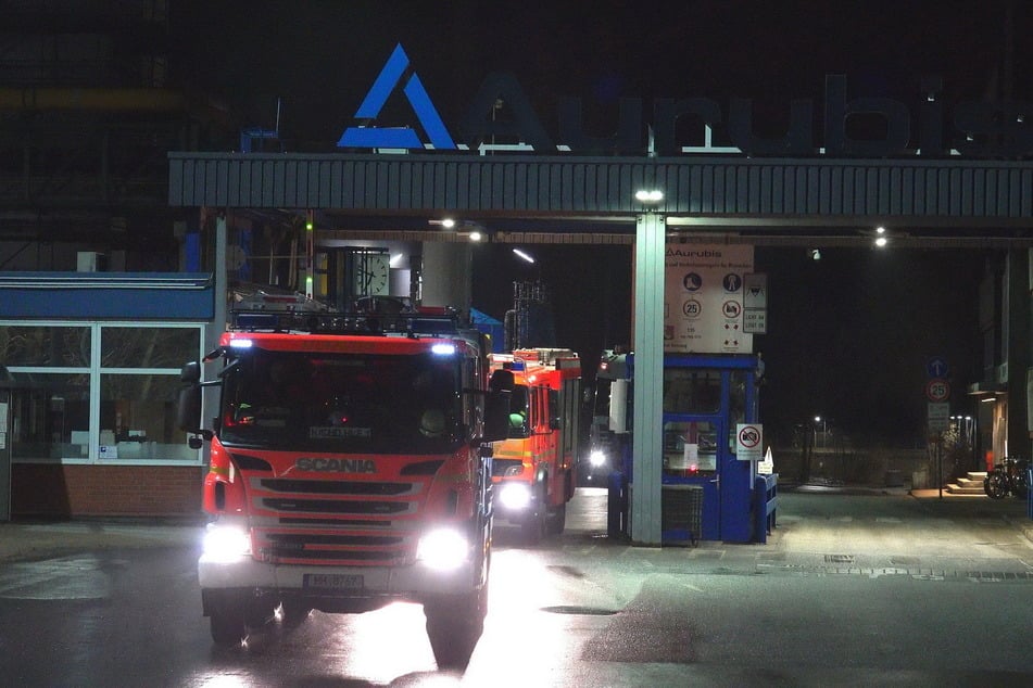 Die Feuerwehr war mit 50 Einsatzkräften auf dem Gelände des Kupferherstellers Aurubis in Hamburg