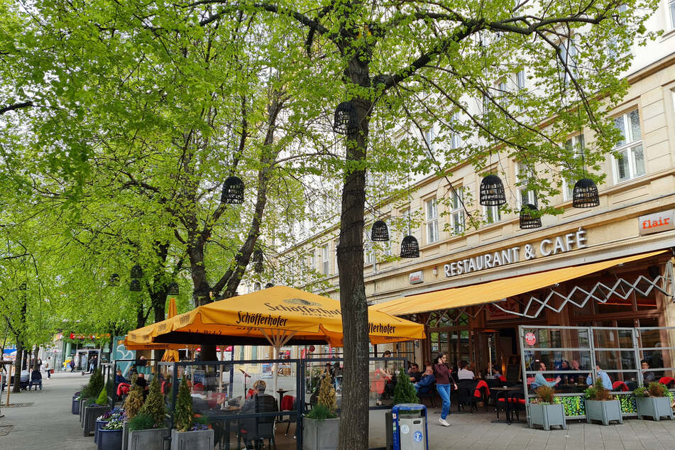 Das Café Flair befindet sich auf dem Breiten Weg und bietet gemütliche Sitzplätze innen und auf der Terrasse.