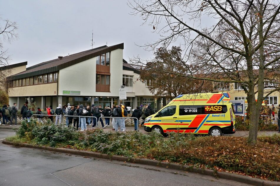 Schüler der betroffenen Korntaler Schule harrten während des Einsatzes der Rettungskräfte im Freien aus.