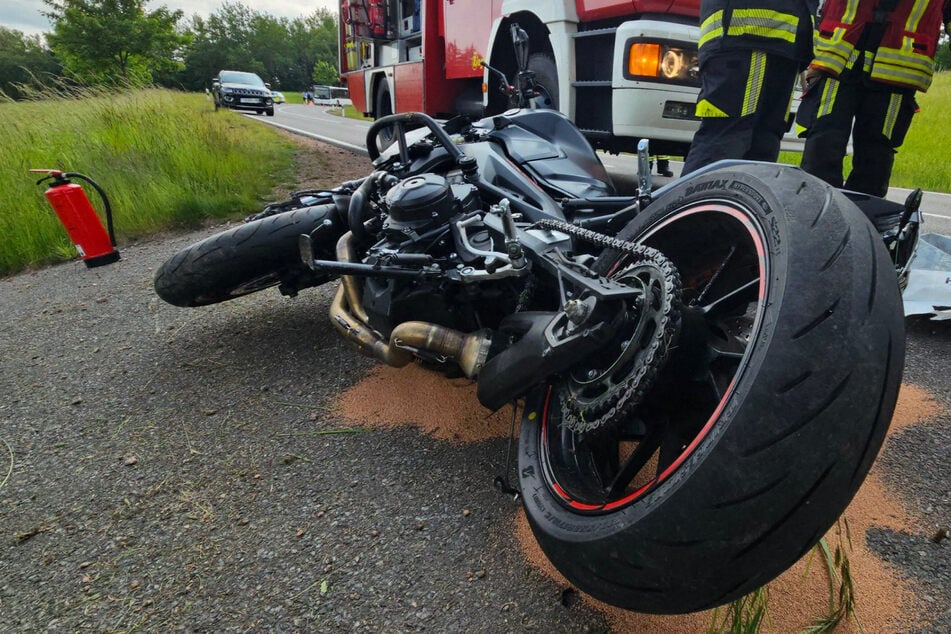 Unfall mit Motorrad: Junger Biker nach Sturz schwer verletzt