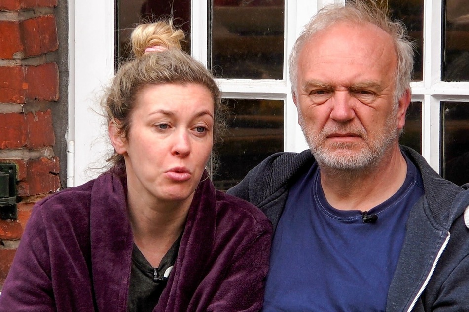 Roland (63) und Janina (38) hatten nur ein kurzes Vergnügen im Bauernhaus an der niederländischen Grenze. In der Exit-Challenge verlieren sie gegen Almklausi (52) und Maritta (35).