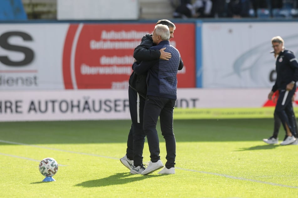 Pavel Dotchev (59) umarmt Jens Härtel (55). Wie schon in Rostock beerbt der gebürtige Sachse den Bulgaren. Härtel stieg mit Hansa auf. Und mit Aue?