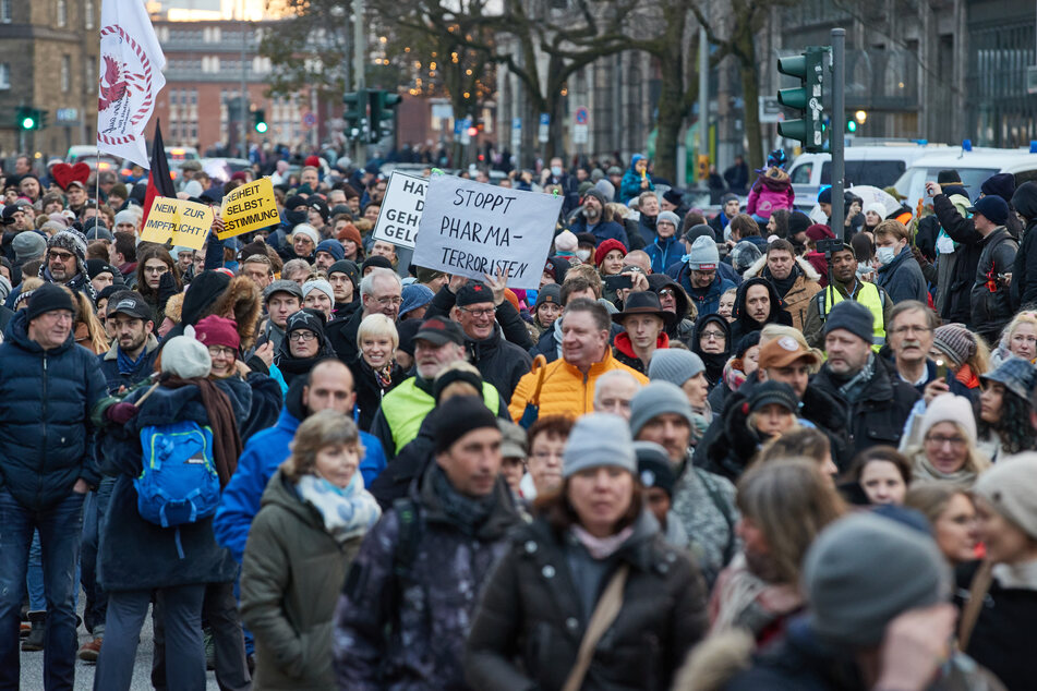 Demonstrierende nahmen am Samstag an einem Protest gegen die Corona-Maßnahmen in Hamburg teil. Der Demonstrationszug unter dem Motto "Das Maß ist voll. Hände weg von unseren Kindern" verlief durch die Innenstadt.