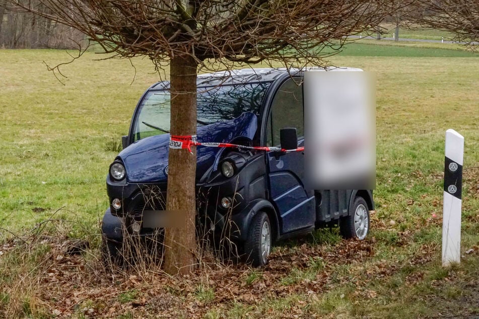 Ein Kleinfahrzeug kollidierte in Jahnatal (Landkreis Mittelsachsen) mit einem Baum.