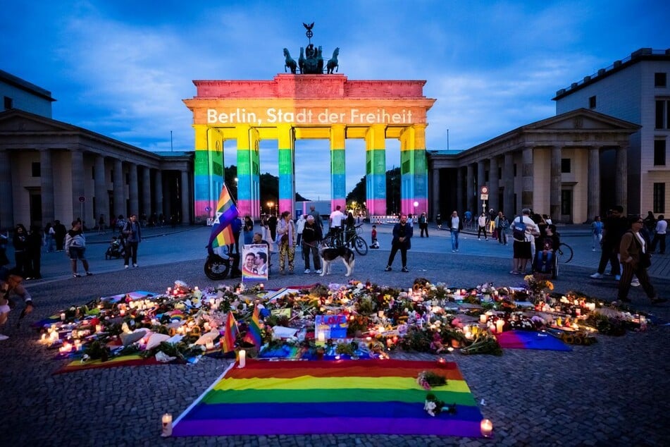 Nach dem Terroranschlag am Rande des CSD setzt Berlin ein Zeichen: Das Brandenburger Tor erstrahlt in den Regenbogenfarben - als Symbol für Vielfalt und Toleranz.
