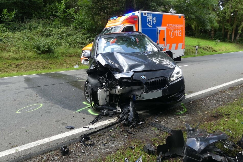 Der BMW der 69-Jährigen wurde bei dem Unfall massiv beschädigt.