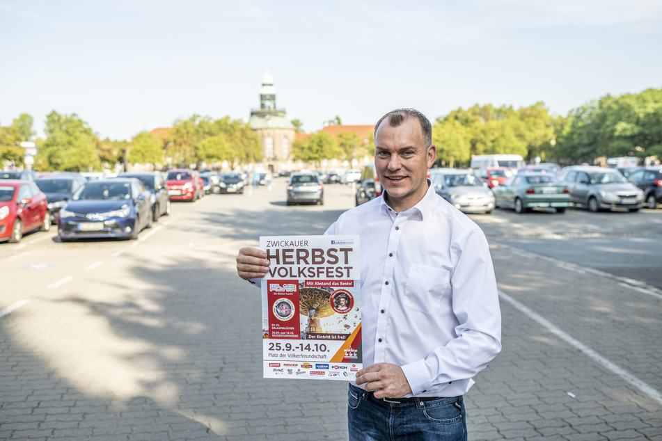 Auf diesem Platz herrscht bald wieder buntes Treiben: Schausteller Marco Walz (41) freut sich, dass es das Volksfest trotz Corona wieder gibt.