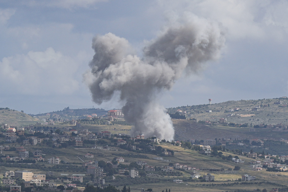 Durch einen israelischen Luftangriff ausgelöst, ziehen Rauschschwaden über das Dorf Mais al-Dschabal im südöstlichen Libanon, in direkter Grenznähe zu Israel.