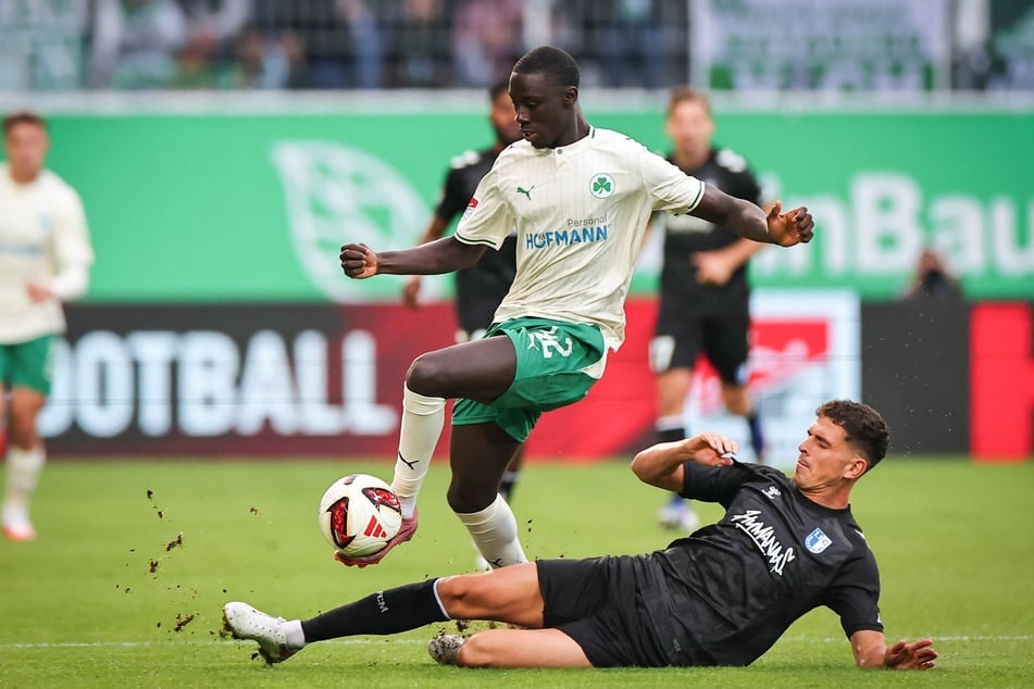 Tobias Müller (r.) vom 1. FC Magdeburg hat bereits vier Gelbe Karten auf seinem Konto.