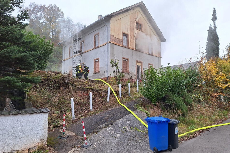 Der tödliche Brand in einem Wohnhaus im rheinland-pfälzischen Neustadt an der Weinstraße gibt den ermittelnden Behörden weiter Rätsel auf.