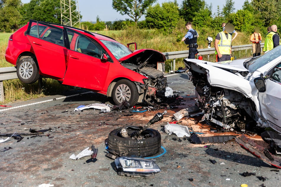 Zu dem frontalen Zusammenstoß soll es gekommen sein, als der Fahrer (†41) des roten VW Golf zum Überholen ausscherte.