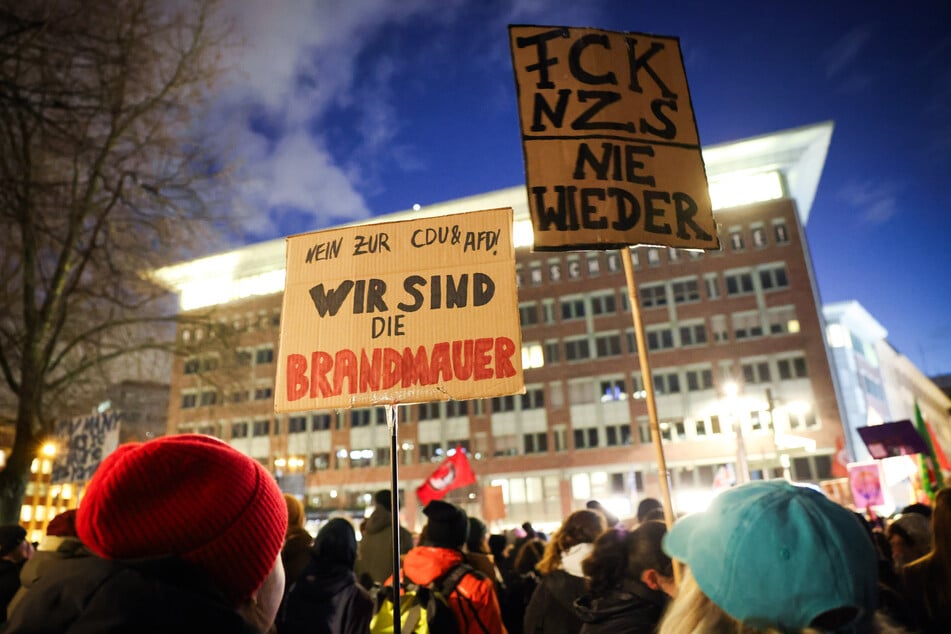 Teilnehmende einer Protestaktion demonstrieren vor Büros von Bürgerschaftsabgeordneten und der Geschäftsstelle der AfD Hamburg.