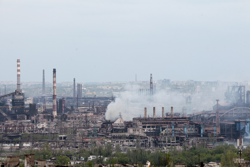 Das Stahlwerk Azovstal in Mariupol ist zurzeit schwer umkämpft. Im Inneren befinden sich ukrainische Zivilisten, von außen greifen russische Truppen an.