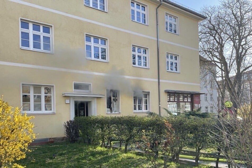 Rauch drang aus der Brandwohnung.