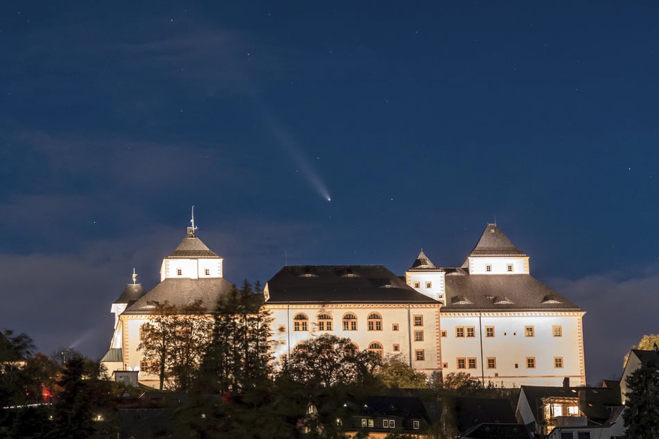 Der Komet war am Mittwochabend über dem Schloss Augustusburg deutlich zu sehen.