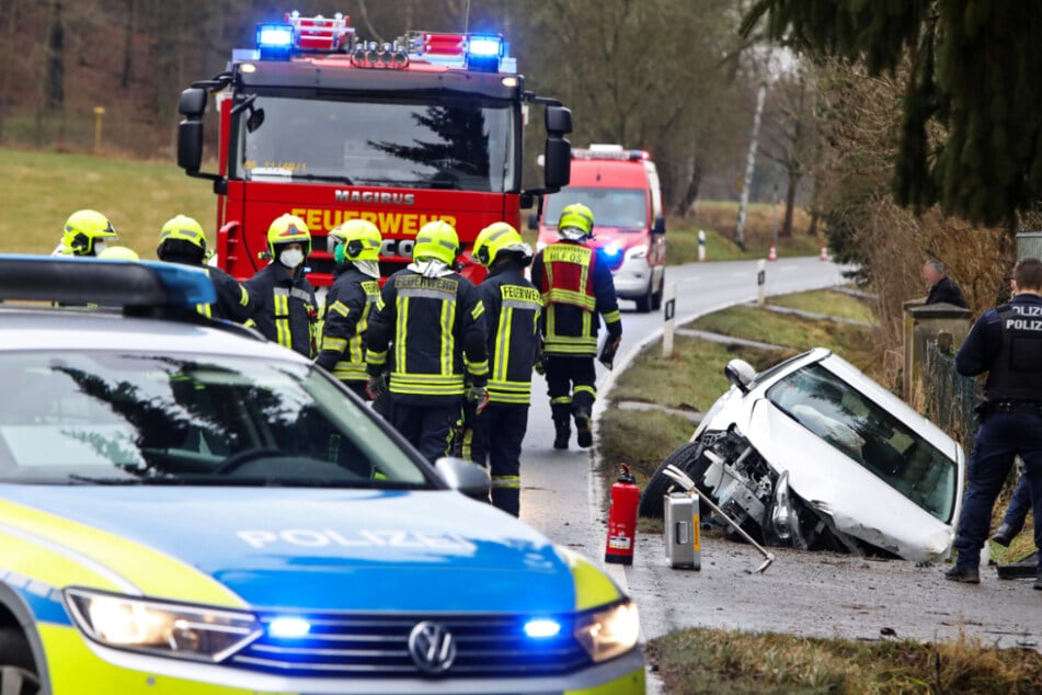 Autofahrer fährt ungebremst in Graben und kracht gegen Einfahrt