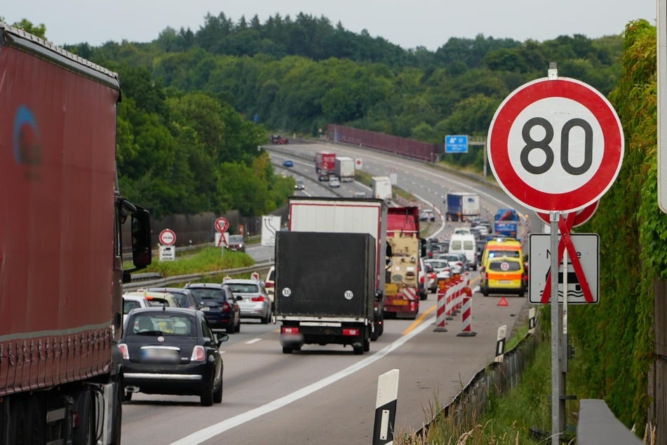 Auf der A4 kam es am Freitagnachmittag bei Chemnitz zu einem Stau. Schuld daran war ein Unfall in einem Baustellenbereich.