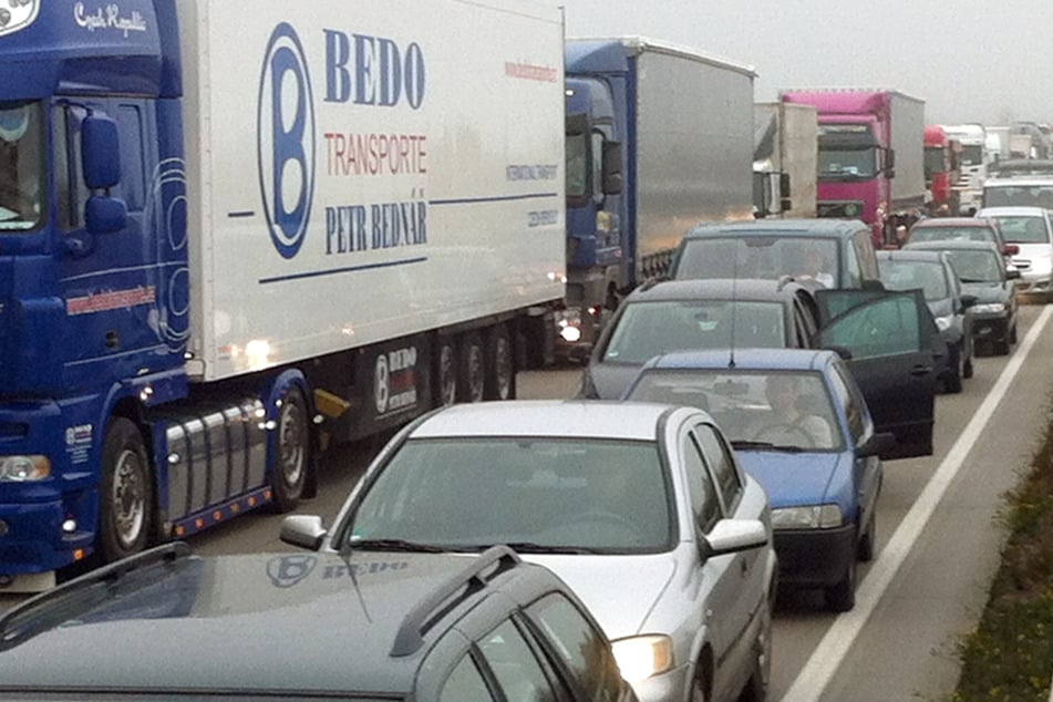 Unfall A38: Geplatzter Lkw-Reifen sorgt für Unfall auf A38