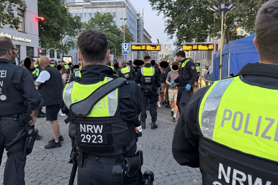 Bis tief in die Nacht zu Samstag kontrollierte die Düsseldorfer Polizei die Passanten in der Düsseldorfer Altstadt.