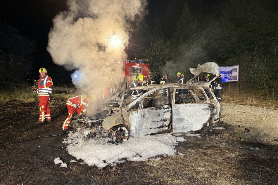 Feuer mitten in der Nacht: Auto brennt in Waldeinfahrt, Kripo ermittelt