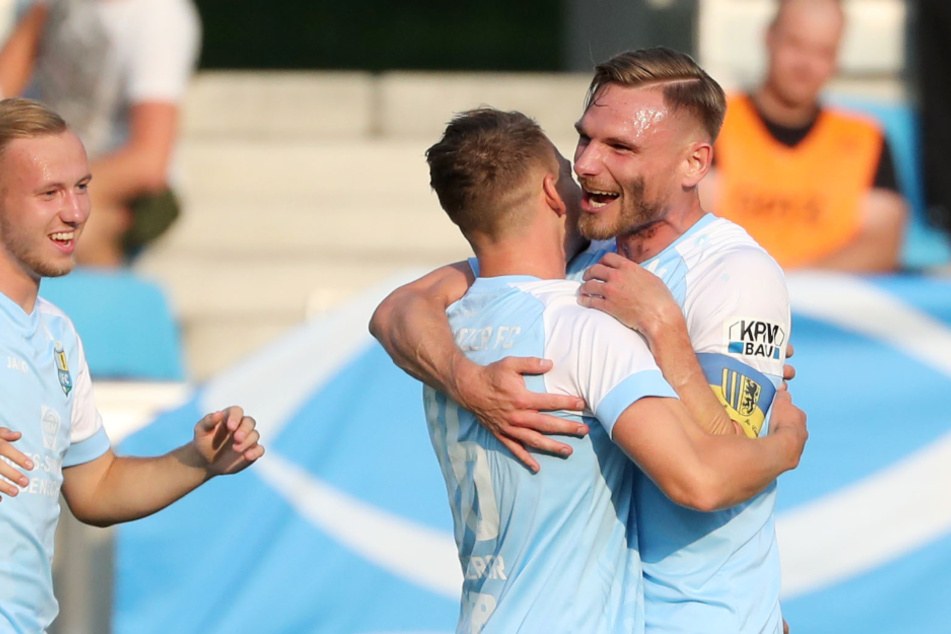 Ersatz-Kapitän Robert Zickert (31, r.) freute sich mit Kevin Freiberger (32) nach dessen Tor zum 1:0.