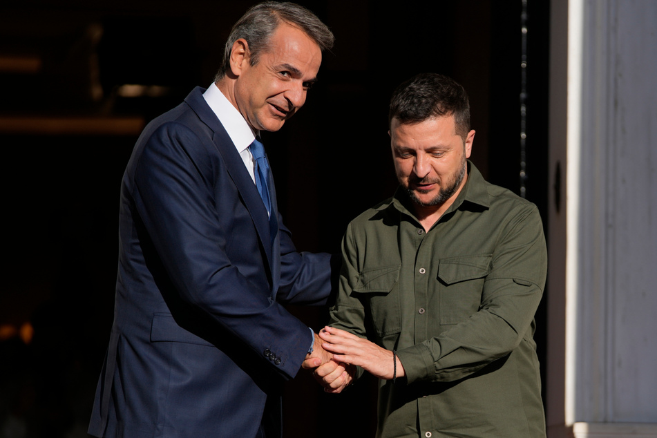 Der griechische Ministerpräsident Kyriakos Mitsotakis (l., 55) empfängt Wolodymyr Selenskyj (45).