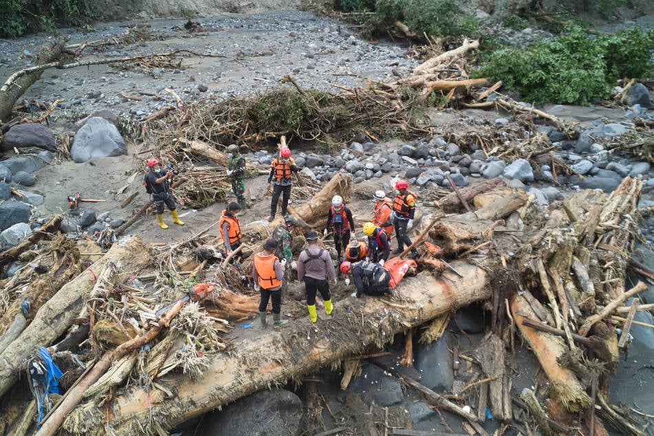 Rettungskräfte suchen nach Flutopfern in Tanah Datar, West-Sumatra.