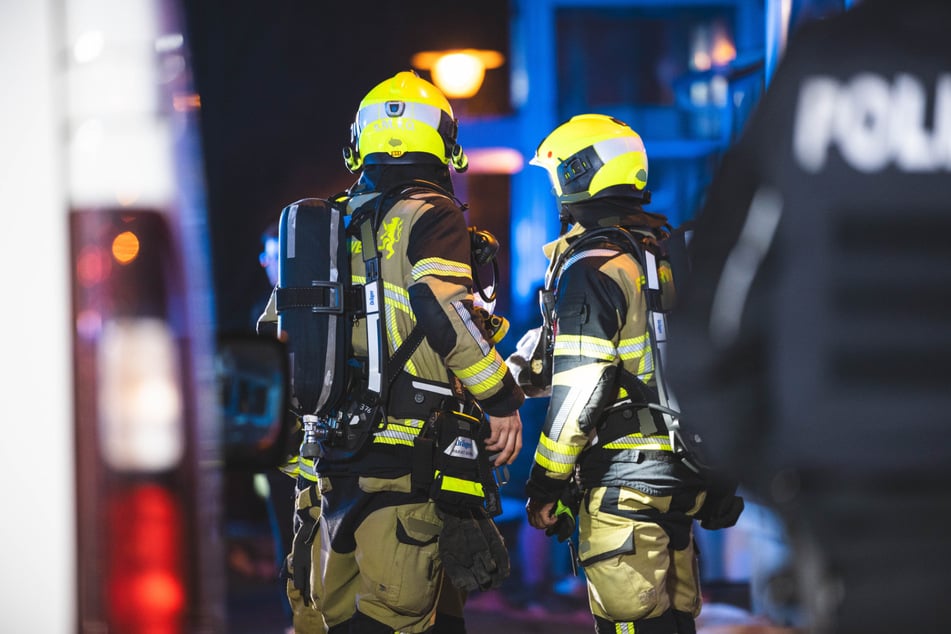 Kameraden der Feuerwehr fanden in der Wohnung (vierte Etage) eine leblose Person auf.