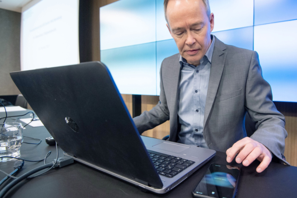 Stefan Brink, Landesbeauftragter für den Datenschutz und die Informationsfreiheit in Baden-Württemberg, bedient vor einer Pressekonferenz sein Smartphone.