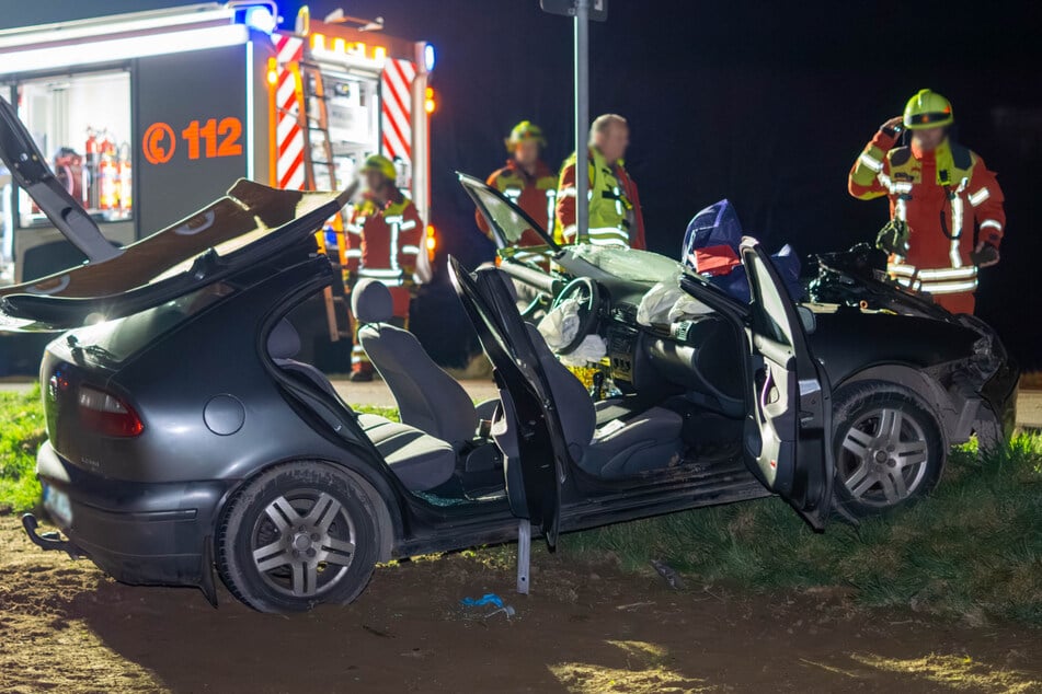 Seat-Fahrer kracht in Traktor und muss aus Wagen befreit werden