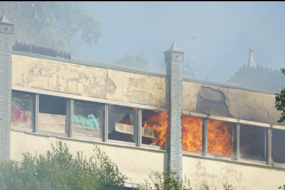 Von außen waren große Flammen innerhalb des Gebäudes zu sehen.