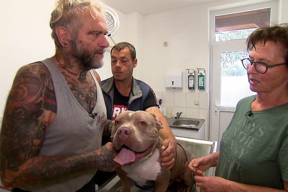 Ralf Seeger (l.) mit Sabine Menke, die ehrenamtlich im Tierheim arbeitet.