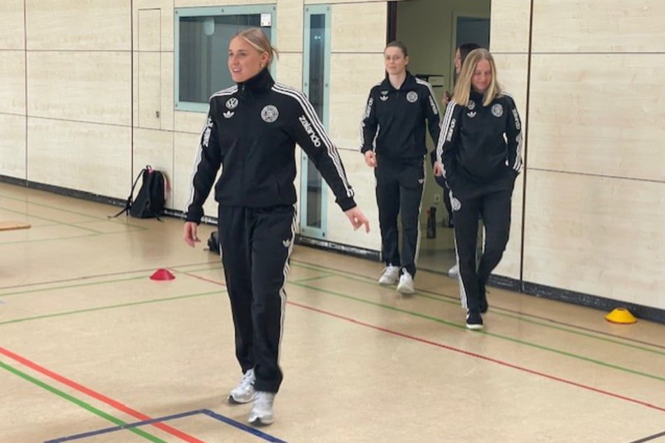 Hereinspaziert! In der Halle trafen die DFB-Damen auf die Schülerinnen des Gymnasiums Bürgerwiese.