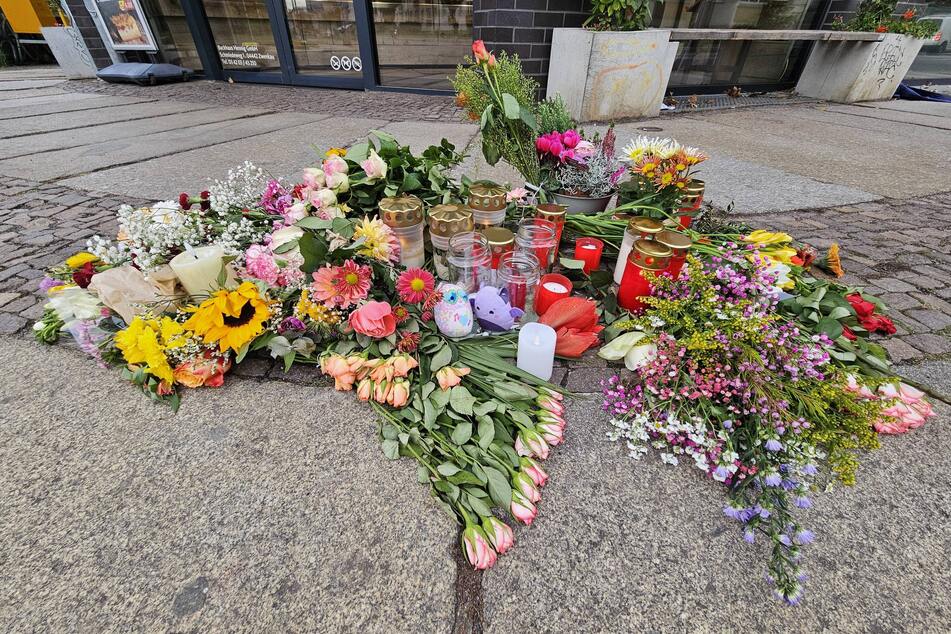 An der ungefähren Unfallstelle wurden Blumen und Kerzen abgelegt.